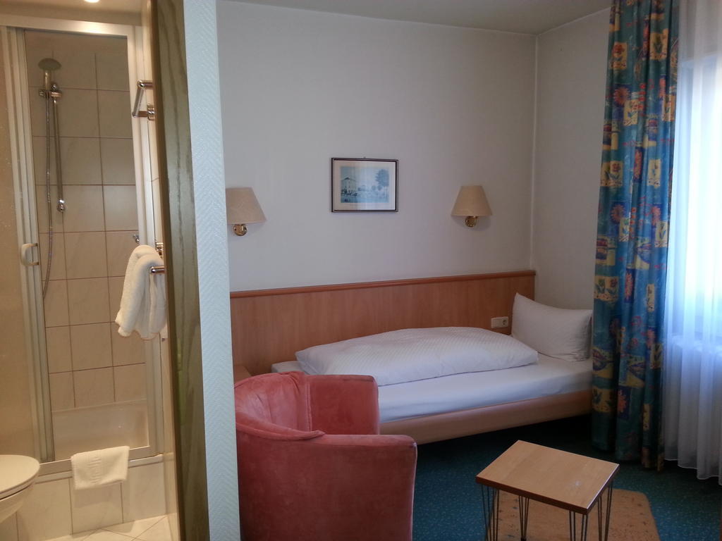 Hotel Koch Maingau Обертсхаузен Екстериор снимка
