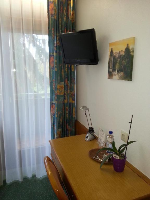 Hotel Koch Maingau Обертсхаузен Екстериор снимка